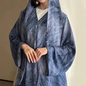 Detailansicht einer eleganten blauen Abaya mit Marmordruck, Kapuze und weiten ausgestellten Ärmeln