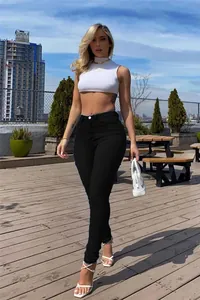 Foto de estilo de vida al aire libre de jeans ajustados negros de cintura alta moldeadores