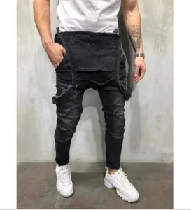 Vue détaillée d'une salopette en jean noir déchiré pour homme, coupe ajustée moderne
