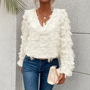Élégante blouse blanche à col en V avec des glands à franges étagés et manches longues
