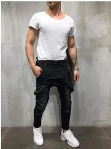 Salopette en jean noir déchiré pour homme style urbain avec détails usés tendance