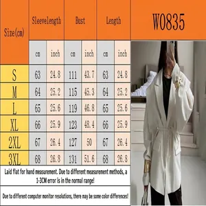 Tabla de tallas y detalle de una chaqueta blazer blanca con cinturón para mujer.
