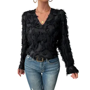 Chemisier noir élégant à col en V avec texture à franges et manches longues pour femmes
