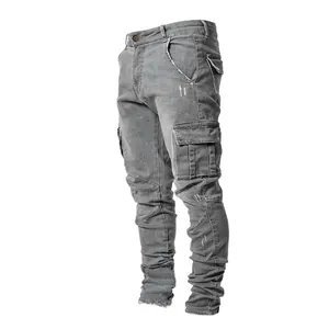 Jeans cargo grigi slim fit da uomo con design multitasche e dettagli usurati