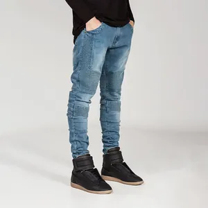Jean de motard bleu ajusté pour homme avec genoux plissés et détails côtelés aux cuisses