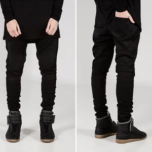 Jean biker noir coupe slim avec empiècements plissés aux genoux et silhouette ajustée