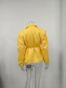 Vista trasera de chaqueta amarilla con cinturón y detalle de cintura elegante