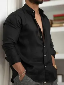 Dettaglio camicia da uomo in lino e cotone nero con trama e vestibilità casual