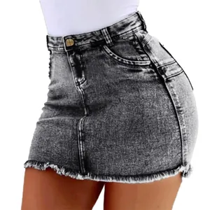 Minifalda vaquera gris lavado de cintura alta sexy con dobladillo deshilachado.