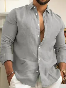 Dettaglio di una camicia casual in lino grigio chiaro a maniche lunghe da uomo moda