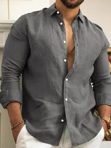 Dettaglio di alta qualità che mostra la trama di una camicia casual grigia in lino