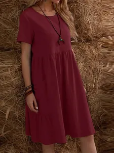 Detalle de un vestido de algodón y lino rojo vino con un bolsillo lateral y textura de tela suave