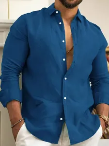 Primo piano di una camicia casual da uomo in cotone e lino blu che mostra la trama