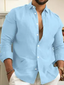 Vista dettagliata di una camicia di lino a maniche lunghe celeste da uomo in stile casual.