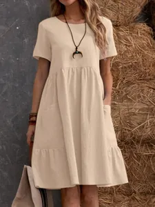 Detalle de un vestido de verano de lino beige con volantes y bolsillos laterales