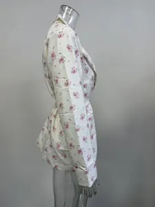 Vista lateral de una chaqueta blanca con estampado floral, lazo en cintura y solapa