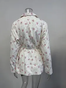 Vista posterior detallada de un blazer blanco con elegantes patrones florales rosas en un maniquí