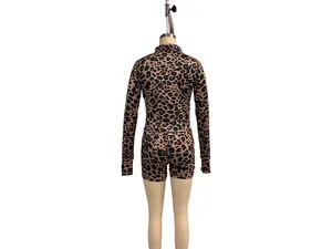 Vista trasera detallada de un conjunto deportivo elástico con estampado de leopardo en maniquí