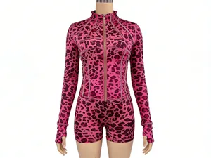 Vista detallada del conjunto deportivo de leopardo rosa con chaqueta con cremallera y shorts