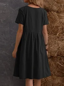Vista posterior de un vestido midi minimalista negro de algodón y lino estilo retro