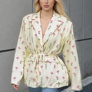 Elegante blazer floral crema para mujer con lazo en la cintura y estampado de amapola