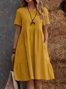 Vista detallada del bolsillo lateral en un vestido midi vintage de algodón y lino amarillo