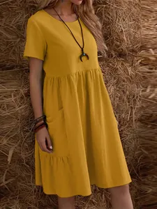 Vista detallada de un vestido de verano de algodón y lino amarillo con bolsillo lateral