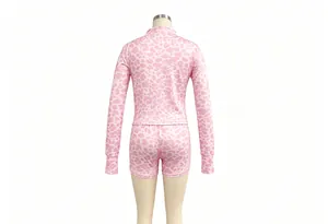 Vista trasera de conjunto deportivo rosa con estampado de leopardo y mallas.