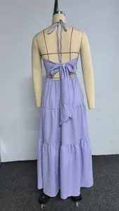 Detailansicht der Rückseite eines lila Neckholder-Stufenmaxikleides mit Bindedetail