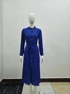 Robe longue élégante en mousseline bleue avec manches longues et ceinture.
