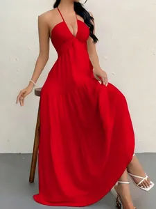 Elegantes rotes Maxikleid mit Neckholder und rückenfreiem Design für den Strandurlaub