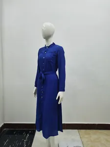Robe longue en mousseline bleu roi à manches longues avec boutons et ceinture sur mannequin