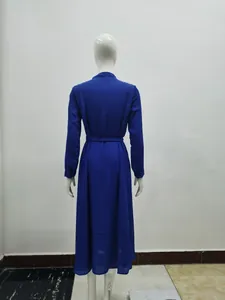 Vue arrière d'une élégante robe longue en mousseline bleu roi avec manches longues et ceinture.