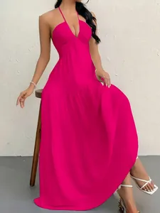 Elegantes magentarotes rückenfreies Neckholder-Maxikleid für den Sommerurlaub am Strand