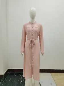 Robe longue élégante en mousseline rose à manches longues avec boutons et ceinture à nouer