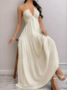 Elegantes cremefarbenes Maxikleid mit Neckholder und Stufenrock für den Sommerurlaub.