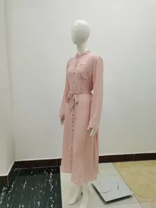 Vue détaillée de profil d'une élégante robe longue en mousseline rose à manches longues