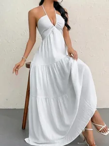 Elegantes weißes rückenfreies Halter-Maxikleid mit Stufenrock für den Sommerurlaub