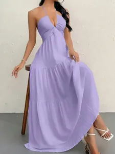 Elegantes hellviolettes Stufen-Maxikleid mit Neckholder aus strukturiertem Crinkle-Stoff