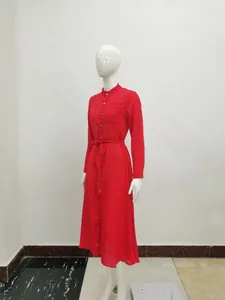 Robe longue élégante en mousseline rouge à manches longues avec ceinture sur un mannequin
