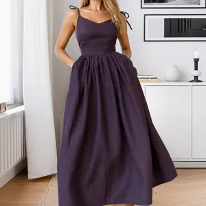 Elegante vestido largo morado oscuro con cuello en V, cintura alta y tirantes finos