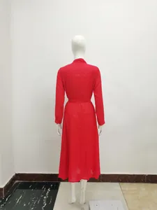 Vue arrière d'une robe longue classique en mousseline rouge à manches longues sur mannequin