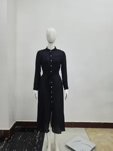 Vue détaillée d'une robe longue en mousseline noire avec boutons et lien à la taille