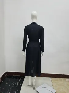 Vue arrière d'une robe noire en mousseline à manches longues sur un mannequin blanc d'exposition