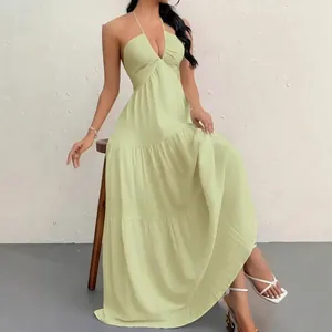 Elegantes lindgrünes rückenfreies Neckholder-Maxikleid perfekt für den Sommerurlaub am Strand