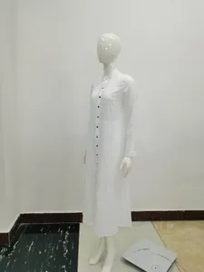 Vue détaillée d'une robe maxi blanche en mousseline ample avec boutons et poches
