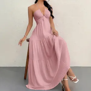 Elegantes rosa Neckholder-Maxikleid mit offenem Rücken für den Sommerurlaub am Strand