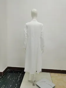 Vue de dos d'une élégante robe longue en mousseline blanche à manches longues et coupe ample