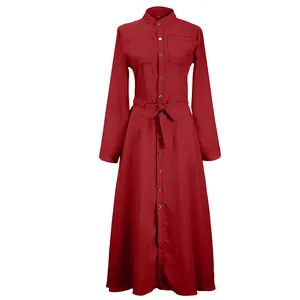 Vue détaillée d'une robe longue en mousseline bordeaux avec boutons et ceinture à nouer.