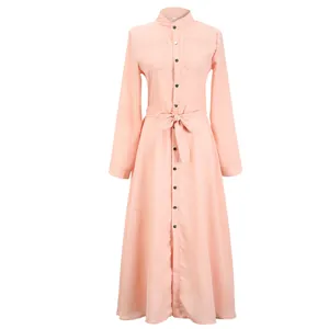 Vue de face d'une robe maxi en mousseline de soie pêche avec manches longues et taille nouée